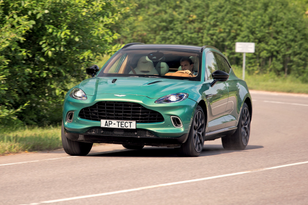 Aston Martin DBX или Porsche Cayenne S Coupe? Тест на полигоне