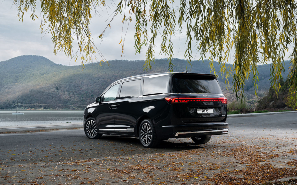 
            Хочет быть премиальнее. Тест китайского вэна JAC RF8 российской сборки
        