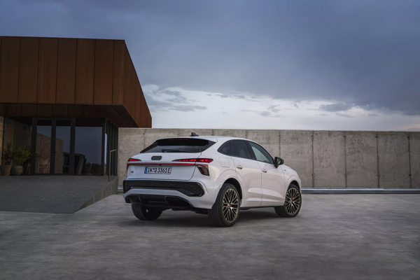 
            Audi представил новый кроссовер Q3 в версии Sportback. Цены
        