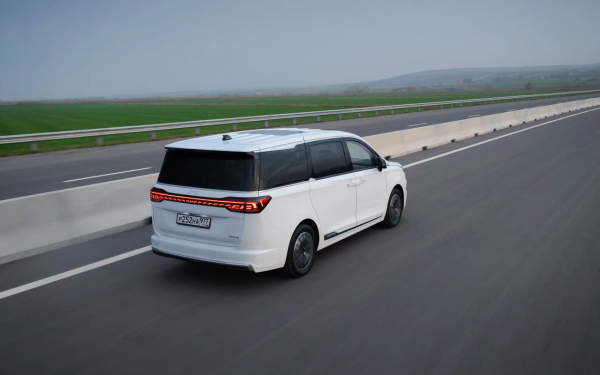 
            Хочет быть премиальнее. Тест китайского вэна JAC RF8 российской сборки
        